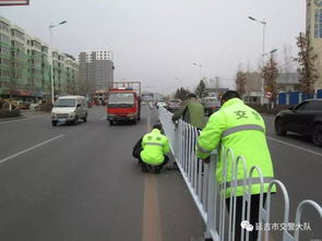 延吉市公安局交警大隊設施中隊為部分道路安裝道路隔離護欄