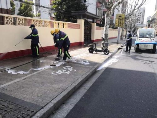 全市近日開展了道路大沖洗行動,消除衛(wèi)生死角盲區(qū),加強(qiáng)公廁等公共設(shè)施保潔